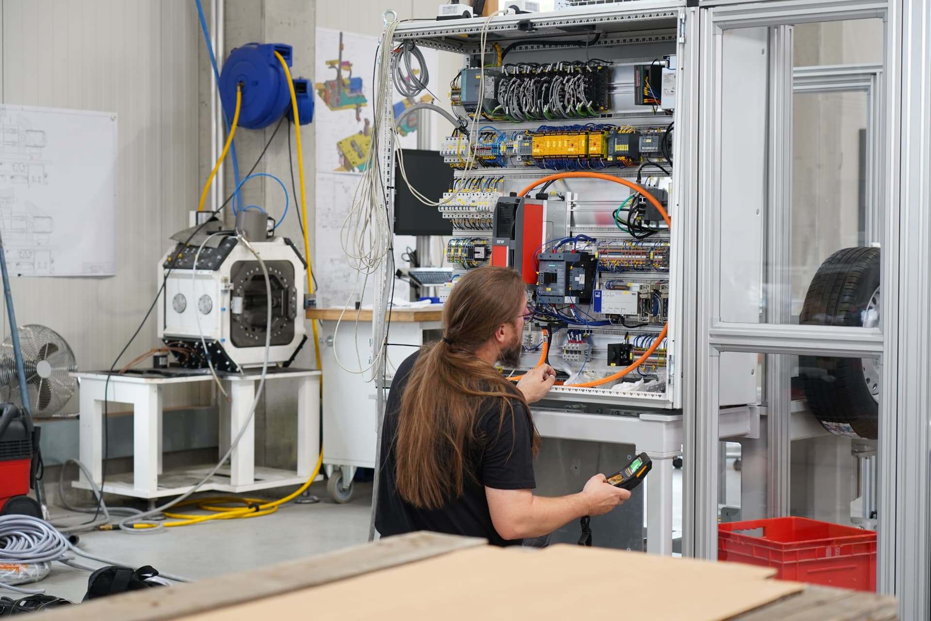 Kollege bei der elektrischen Montage an einem Schaltschrank