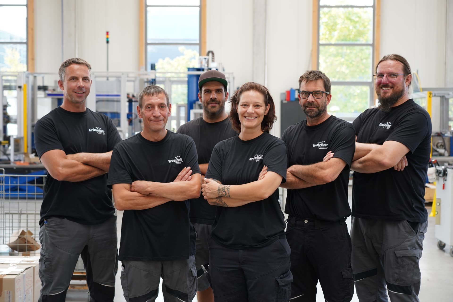 Team der Kirschenhofer Maschinen GmbH in der Montagehalle